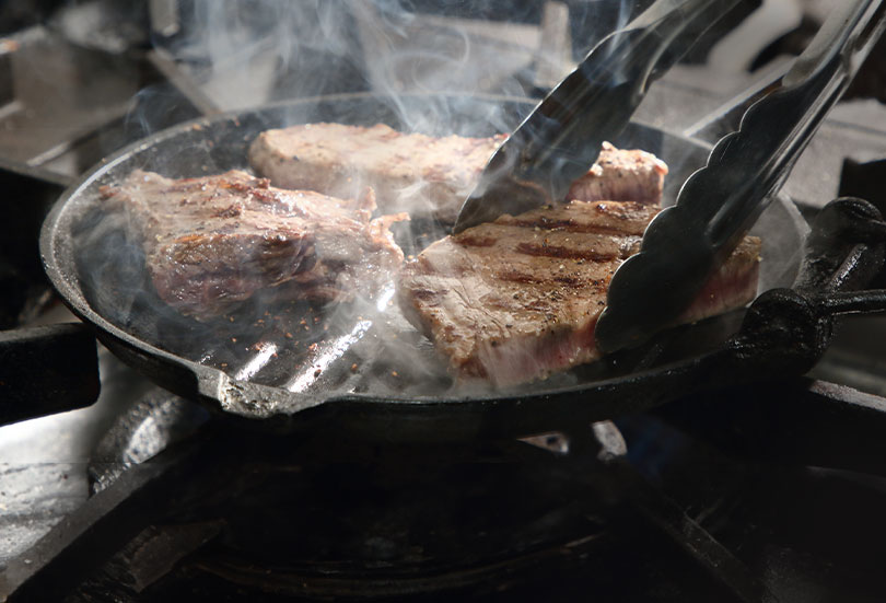 肉を焼く